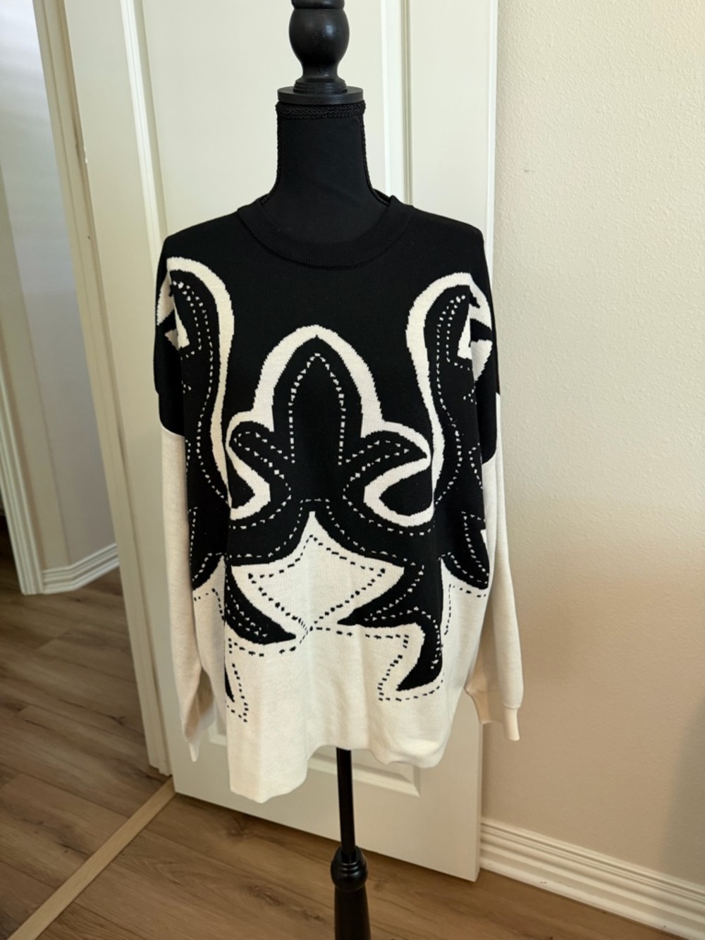 Black & White Graphic Crewneck Sweater - Women